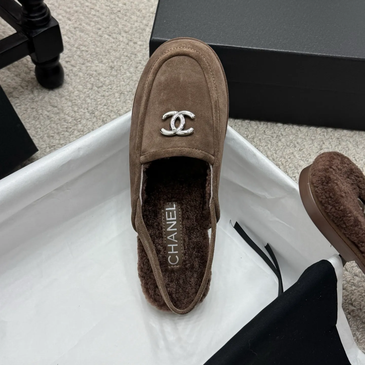 👟👟Ex-factory price 600👟👟 Classic model 🇨🇳ChaneL 25K Teddy fur loafers Simple and high-end design, super versatile! Double C logo embellishment! Imported suede has the texture of natural animal leather visible to the naked eye! The top version is stress-free when entering and exiting the cabinet. It has a bookish texture on the feet and feels great on the feet. Versatile item. ✅Upper: Customized imported suede. ✅Inner lining: imported lamb wool. ✅Outsole: imported genuine leather. ✅Size: 35-40. ✅Comes with a full set of packaging.